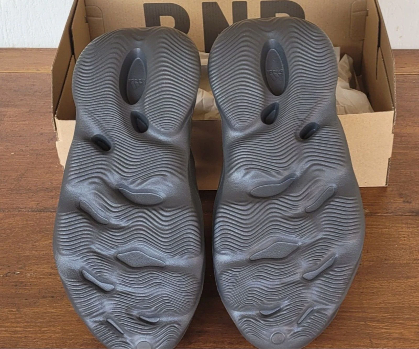 Adidas Tênis Yeezy Foam Runner Carbono Tamanho 44,5/US 10 - Ref IG5349 - Novo & Caixa Original – photo 8